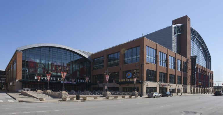 2048px-Bankers_Life_Fieldhouse_Indianápolis_Estados_Unidos_2012-10-22_DD_02